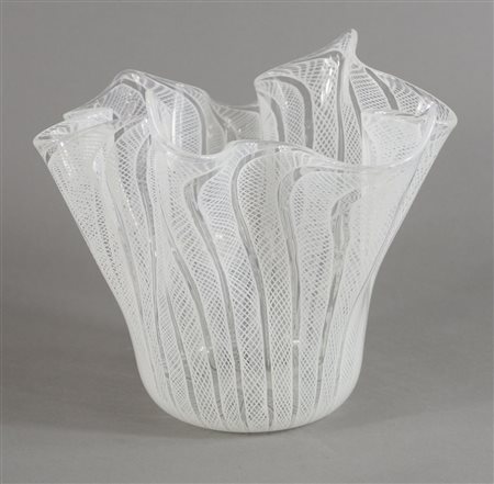 Vaso in vetro "fazzoeltto" lavorato a filigrana. H. cm. 20.