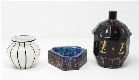 Lotto in vetro composto da portacenere, vasetto e contenitore.