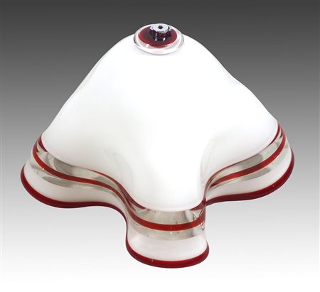 Lampada a sospensione in vetro opalino e rosso a forma di fazzoletto. Murano...