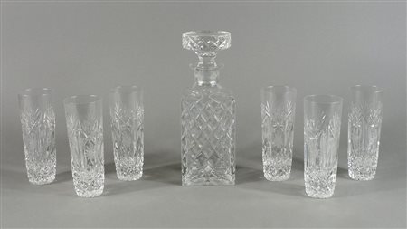Bottiglia in cristallo e 6 bicchierini.