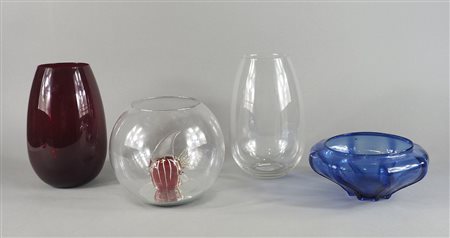 Lotto di 4 oggetti in vetro tra cui vasi.