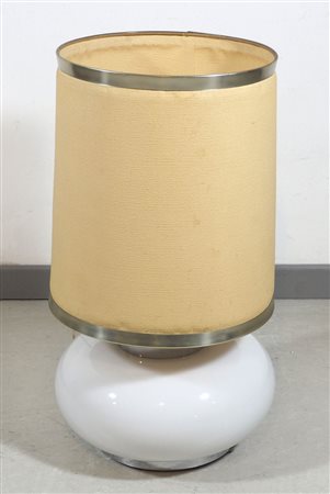 Lampada in vetro opalino con base in metallo cromato, con paralume. Anni '70....