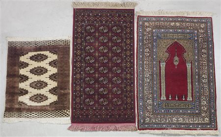 Lotto di 3 tappeti cm. 80x100, cm. 62x172 e cm. 94x140.