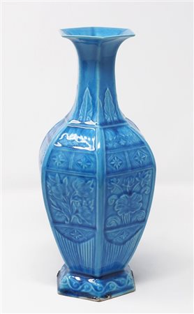 Vaso in ceramica azzurra a sezione esagonale con decori orientali. H. cm. 25.