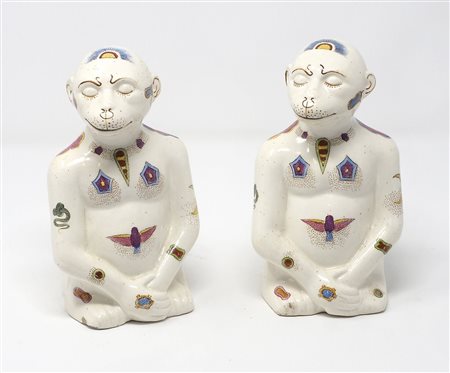 Lotto di 2 sculture in ceramica policroma raffiguranti scimmie sedute. H. cm....