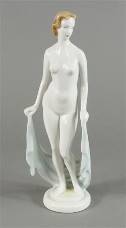 Hollohaza: scultura in porcellana policroma raffigurante figura femminile....