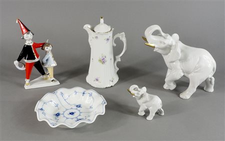 Lotto di vari oggetti in porcellana tra cui elefante, brocca e statuina.