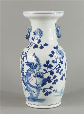 Vaso in porcellana decorato a motivi orientali, con manici. H. cm. 42.