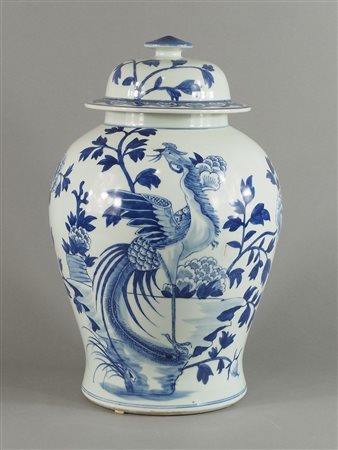 Vaso con coperchio in porcellana decorato a motivi orientali. H. cm. 45.