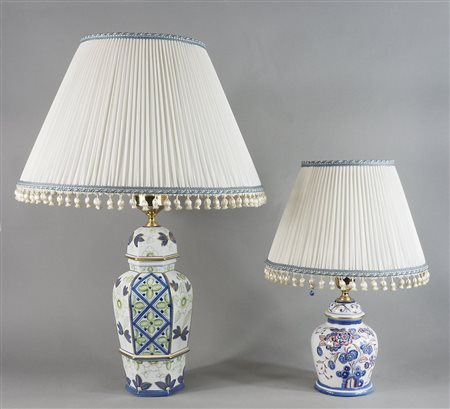 Lotto di 2 lampade orientali da tavolo in porcellana policroma, con paralumi....
