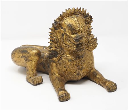 Figura di leone orientale in bronzo dorato. Lung. cm. 28.