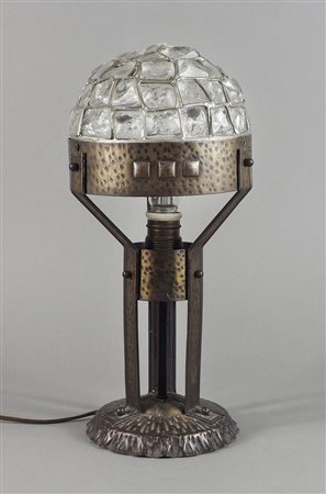 Lampada da tavolo in ferro lavorato con paralume in vetro piombato. H. tot...
