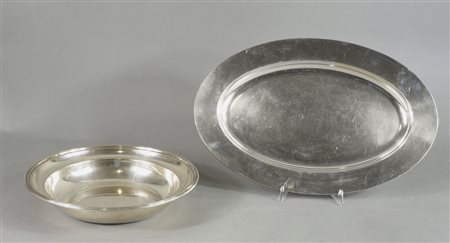 Lotto in argento composto da vassoio ovale e piatto. gr. 1550.