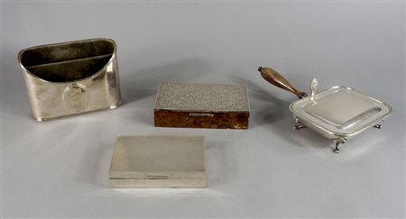 Lotto di 4 oggetti in argento tra cui scatolette e portalettere.