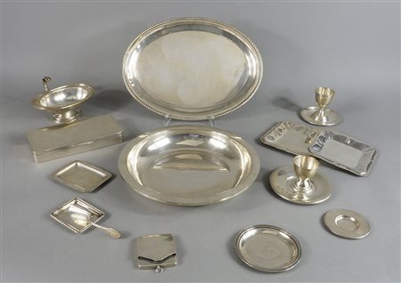 Lotto di vari oggetti in argento tra cui portauova e vassoio. gr. 1680.