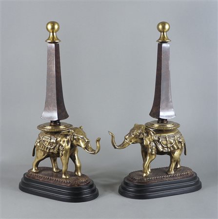 Coppia di sculture in materiali diversi raffiguranti elefanti con obelisco....