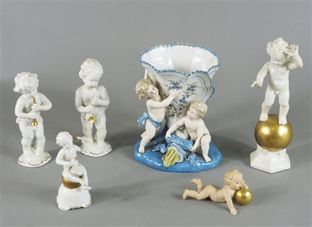 Lotto in ceramica e porcellana composto da statuine raffiguranti putti.