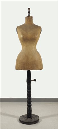 Manichino sartoriale in tessuto con piedistallo il legno. Fine XIX secolo.