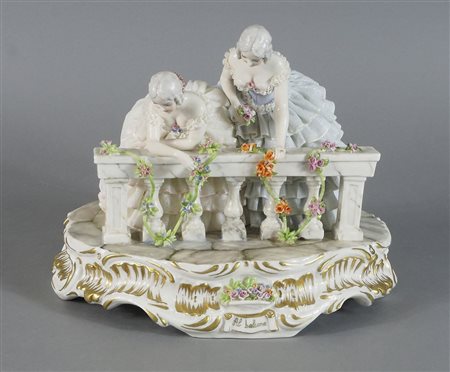 Fabris: gruppo in porcellana policroma raffigurante Al balcone. H. cm. 23....