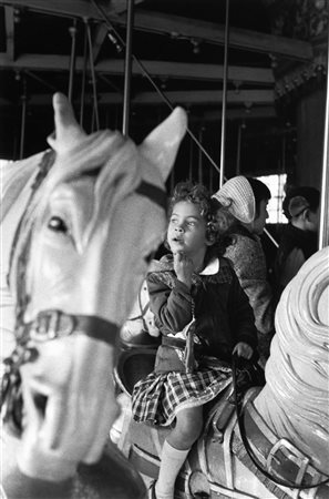 Louis Stettner (1922-2016)  - Paris, petite fille au manège, 1952