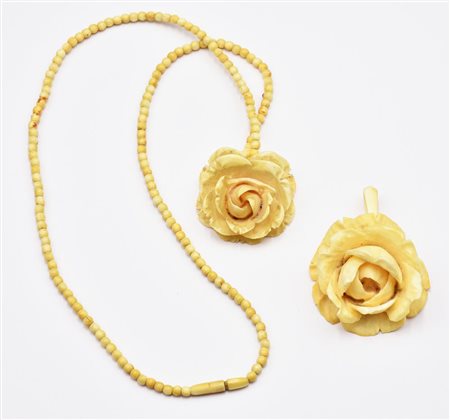 COPPIA DI PENDENTI IN AVORIO A FORMA DI ROSA CON COLLANA gr 18