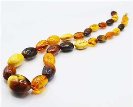 COLLANA IN AMBRA realizzata ad una fila di ambre a scalare di mm 22-43,...
