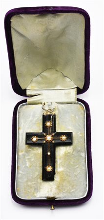 PENDENTE A FORMA DI CROCE IN PIETRA DURA CON ELEMENTI IN ORO ROSSO A BASSA...