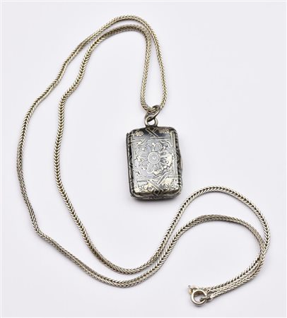 PENDENTE PORTAFOTO IN ARGENTO NIELLATO CON CATENA IN ARGENTO Italia, inizio...