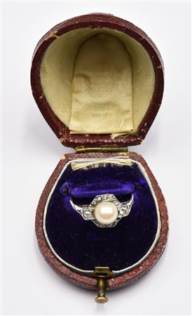 ANELLO IN ORO BIANCO 18 K CON PERLA E PICCOLI BRILLANTI entro astuccio...