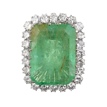 ANELLO IN ORO BIANCO, SMERALDO E DIAMANTI al centro uno smeraldo di ct 20...