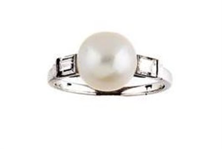 ANELLO IN PLATINO, DIAMANTI E PERLA al centro una perla diametro mm 8,5...