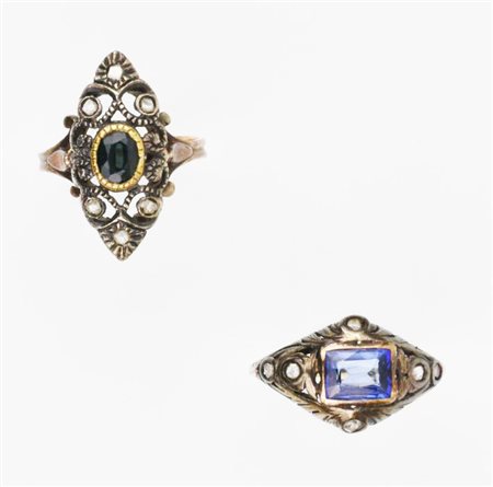 DUE ANELLI IN ARGENTO E ORO uno con montatura bombata in argento e oro giallo...