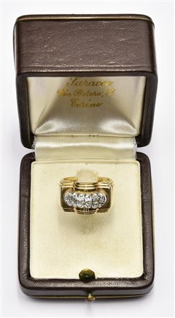 ANELLO IN ORO GIALLO 18 K DI FORMA DECO' CON PAVE' DI BRILLANTI Italia, anni...