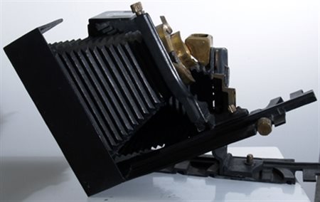 ARMAN FERNANDEZ (Nizza 1928 - Nizza 2005) "Omaggio Nadir" 1986 Scultura in...