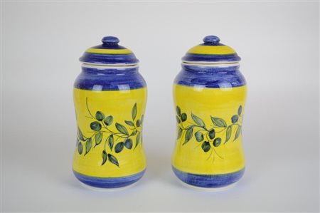 COPPIA DI VASI IN CERAMICA dipinti a mano in colorazioni blu e gialle, al...