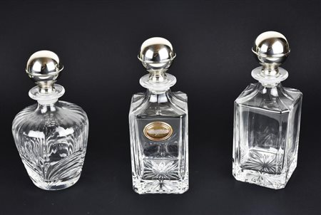 LOTTO DI 3 BOTTIGLIE IN VETRO CON TAPPO IN ARGENTO 925 h cm 24 e 26