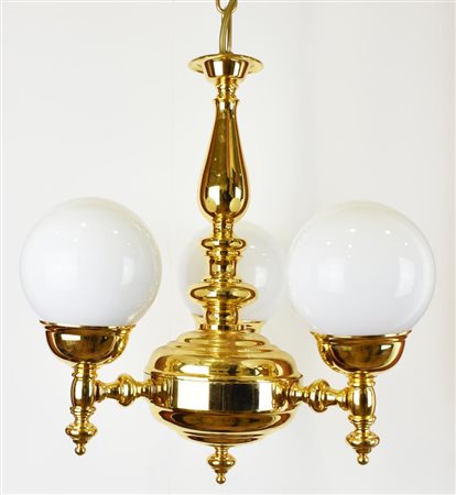 LAMPADARIO A TRE BRACCI E TRE LUCI in metallo dorato, completo di sfere...