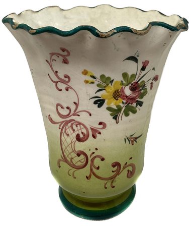 Vaso in maiolica, Liberty, fine XIX secolo. Con decoro floreale. Alla bocca...