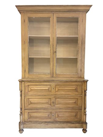 Credenza in legno laccato, Sicilia. metà XIX secolo. Unico corpo, tre...