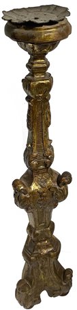 Candeliere in legno dorato, XVIII secolo. H cm 140.