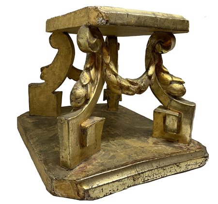 Base lignea, inizi XIX secolo. Dorata a foglia. H cm 21X30X23.