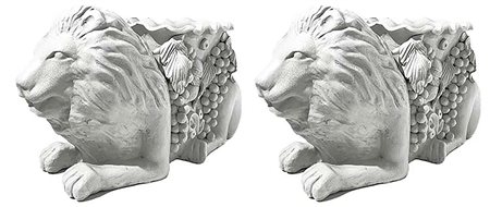 Coppia di portavasi in maiolica bianca. XX secolo. Leoni con frutta. H cm 31x...