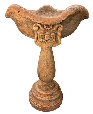 Acquasantiera in marmo con fregio frontale raffigurante angelo. Inizi XX...