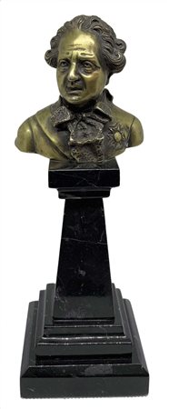 Mezzobusto di personaggio settecentesco, XIX secolo, uomo. su base in marmo...