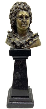 Mezzobusto di personaggio settecentesco, XIX secolo, donna. su base in marmo...