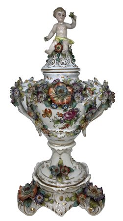 Potiche in porcellana di Vienna con decori floreali, XIX secolo. Con presa a...