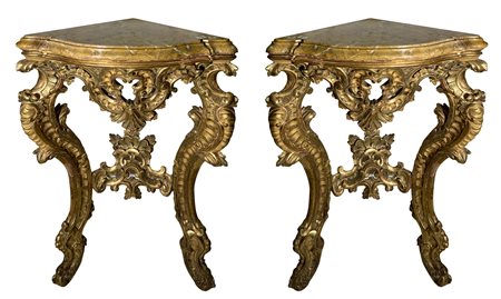 Coppia di angoliere, XVIII secolo. Marmo al piano coevo in giallo di Siena,...