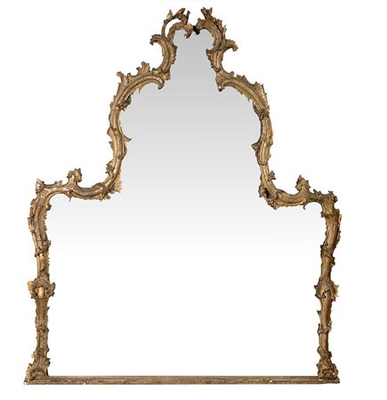 Grande specchiera in legno dorato, scolpita a ramage. Fine XVIII. Cm 145x130