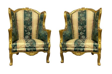 Due poltrone bergère in legno dorato, primi XIX. Foderato in tessuto di...