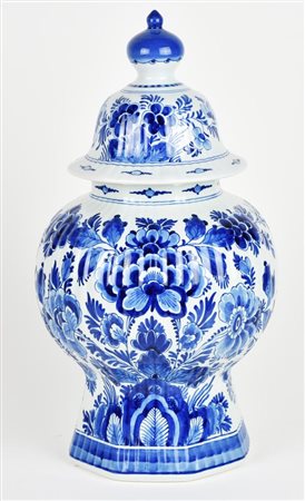 POTICHE CON COPERCHIO in ceramica decorato a motivi floreali blu, manifattura...